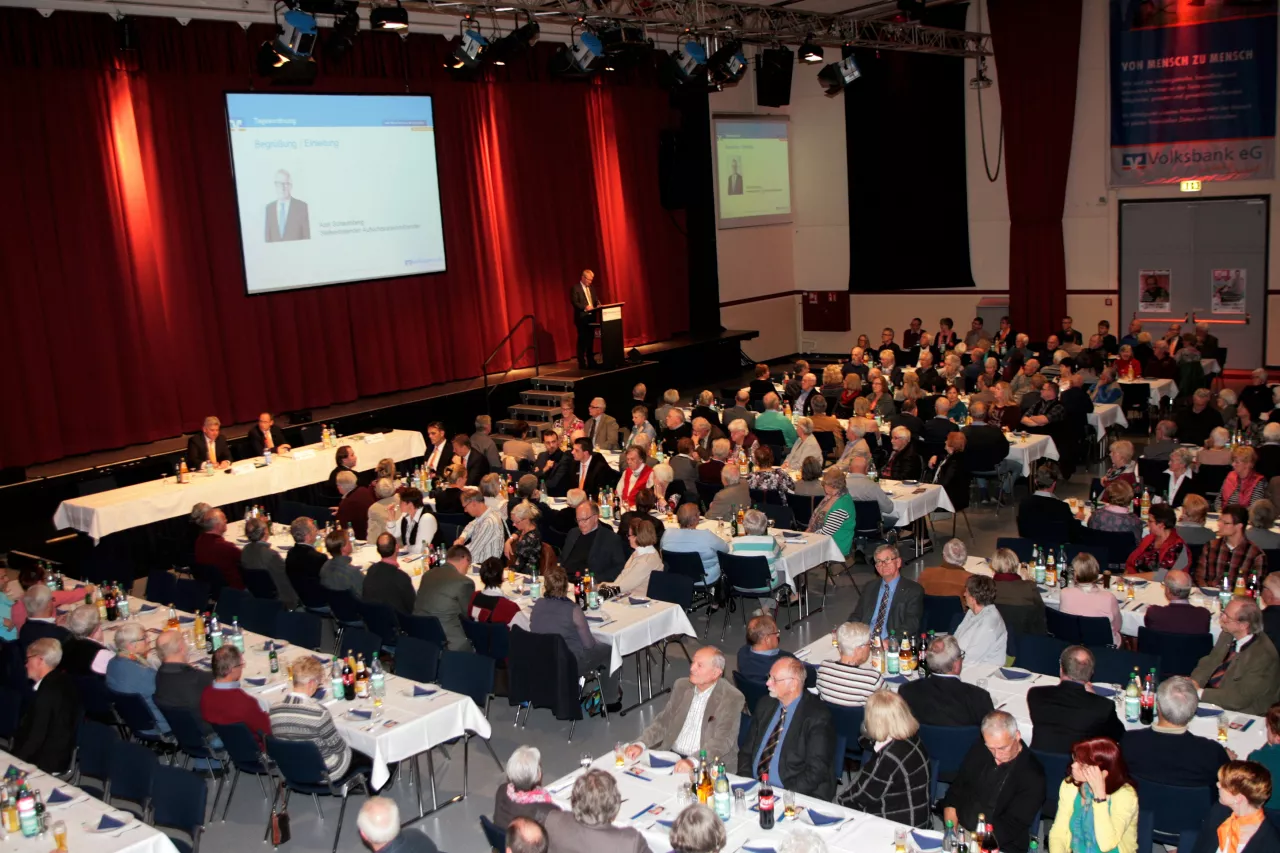 Versammlung im Saal